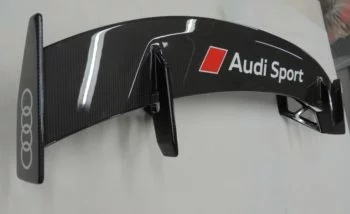 Carbon Performance Heckspoiler Audi TTRS 8S, schräge Ansicht mit sichtbaren Halterungen
