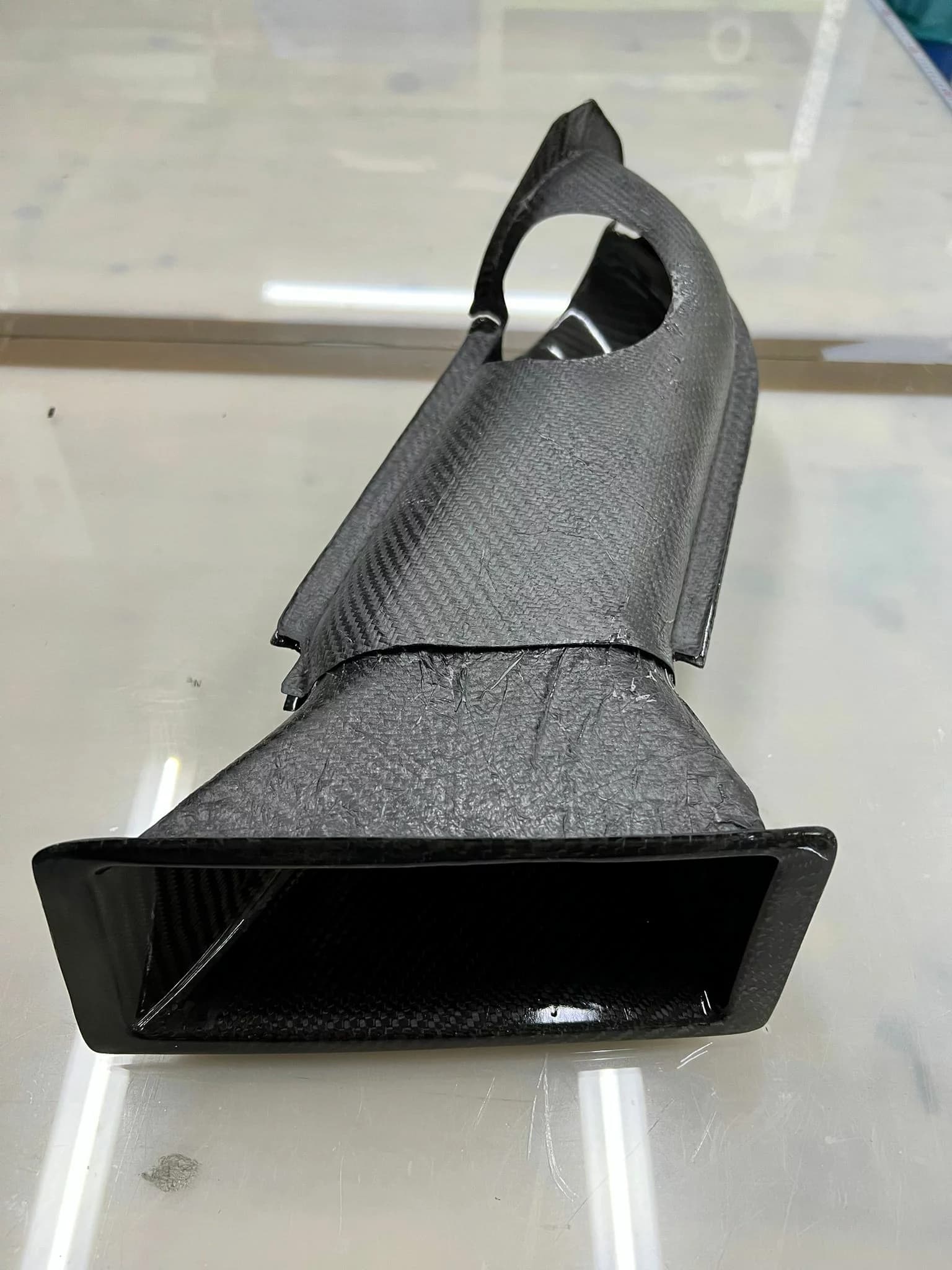 Carbon-Luftführung für BMW E30 M3 Evo 3, Frontansicht mit rechteckigem Lufteinlass