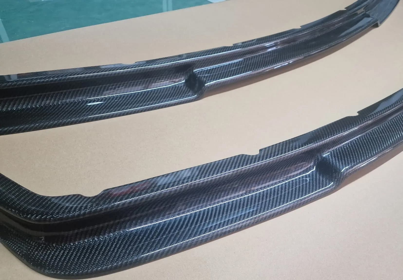 Carbon-Frontspoilerlippe BMW E36 Coupé, schräge Perspektive mit ausgeprägter Kontur
