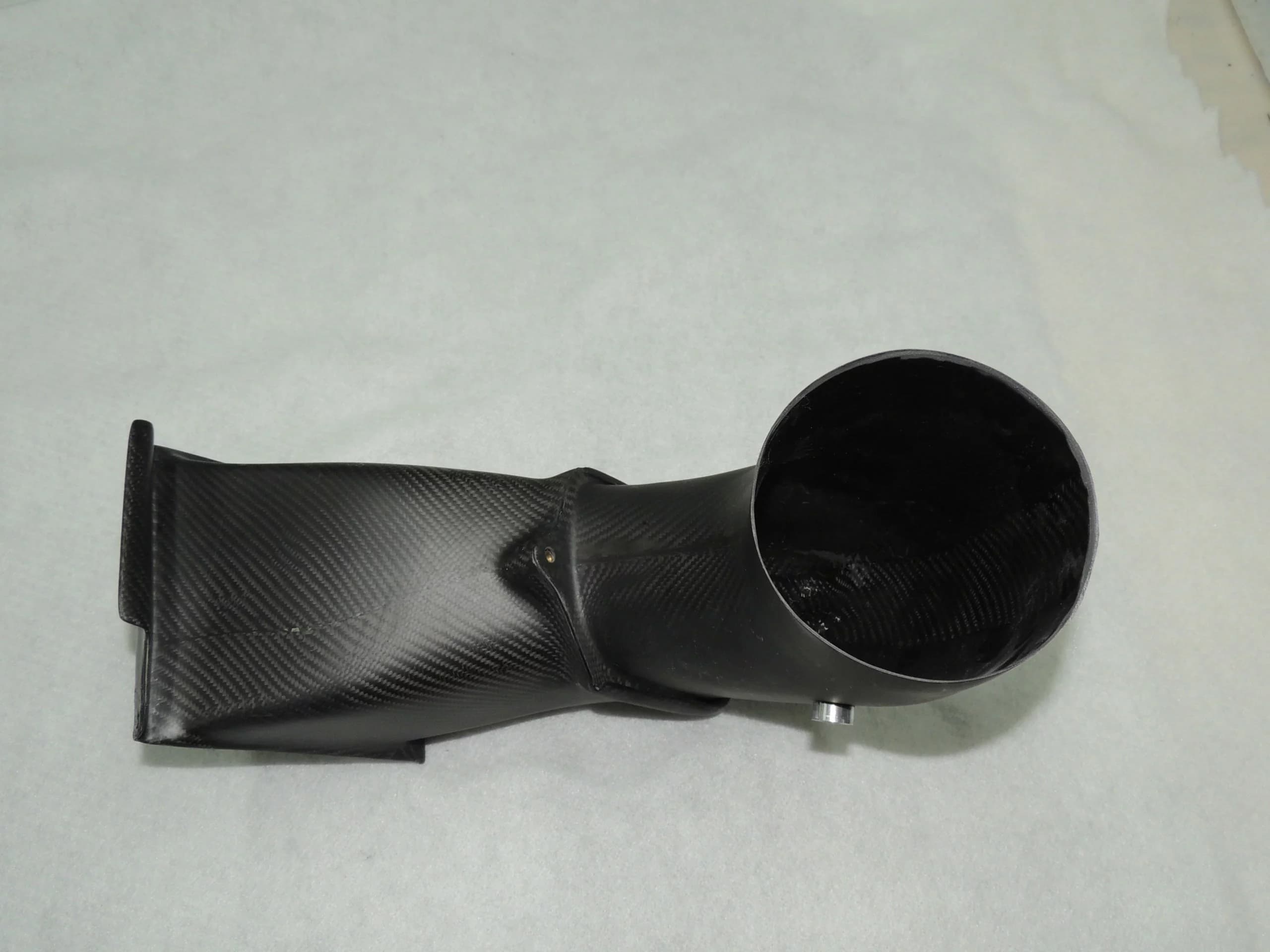 Carbon-Ansaugschnorchel (Airbox-Siphon) mit rundem Anschlussstutzen und rechteckigem Einlassbereich, Ansicht von vorn/seitlich