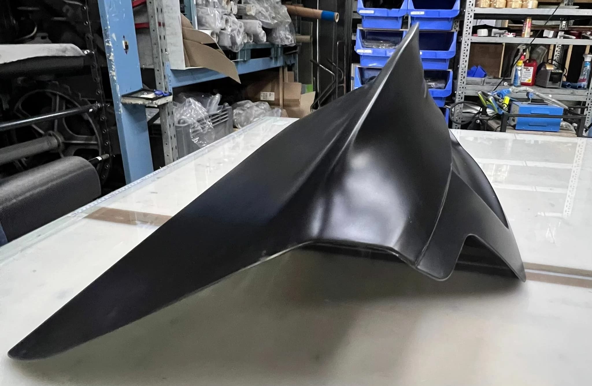Carbon Heckklappe CSL für BMW E82 1er M, rückwärtige Seitenansicht mit Kantenverlauf