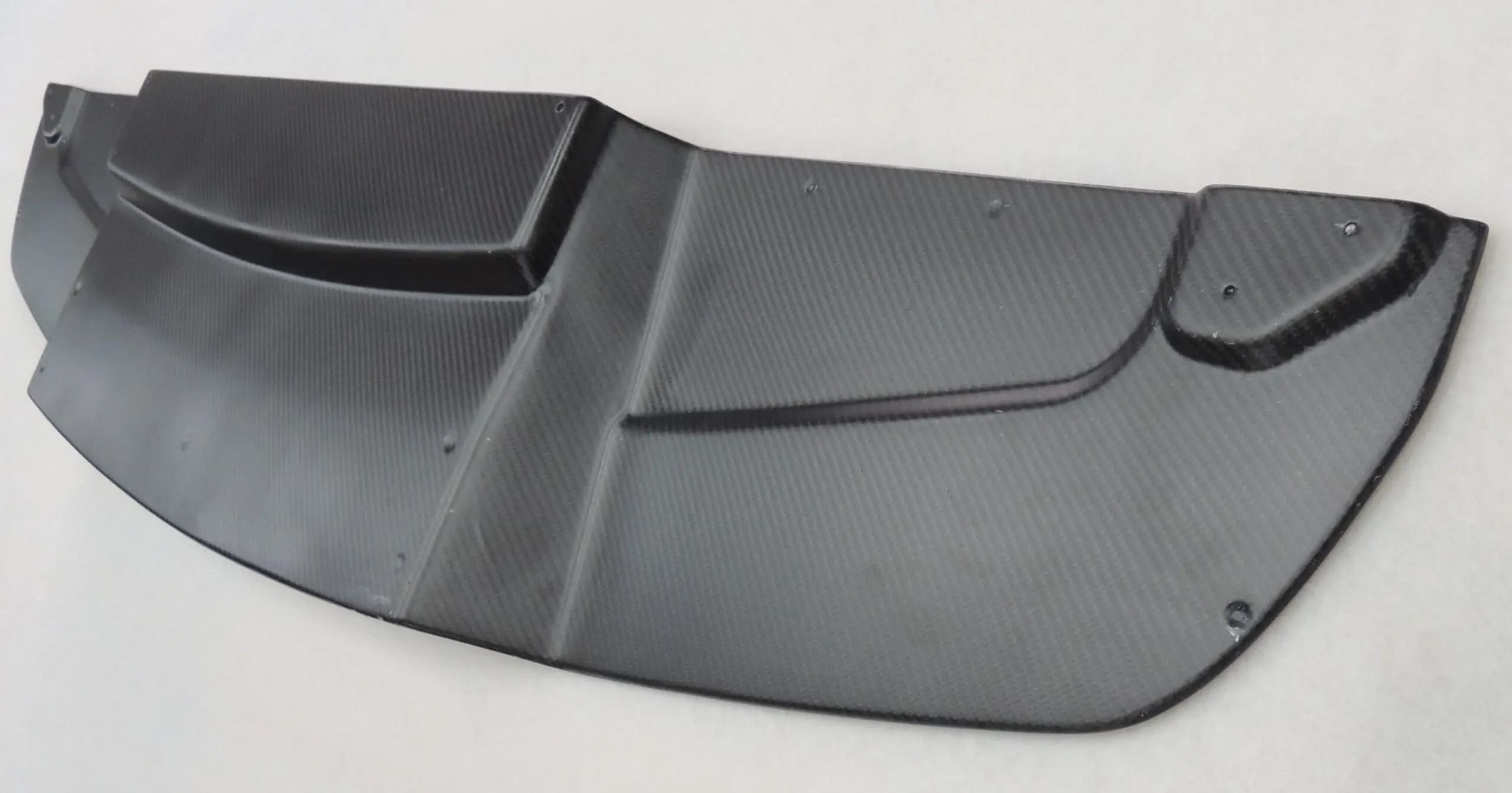 Carbon Frontspoiler Schwert BMW E36 Limousine – Detailansicht Oberfläche