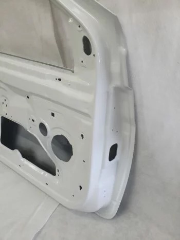 Carbon Tür Renault Clio 3, Detailansicht der inneren Türkante und Befestigungsöffnungen