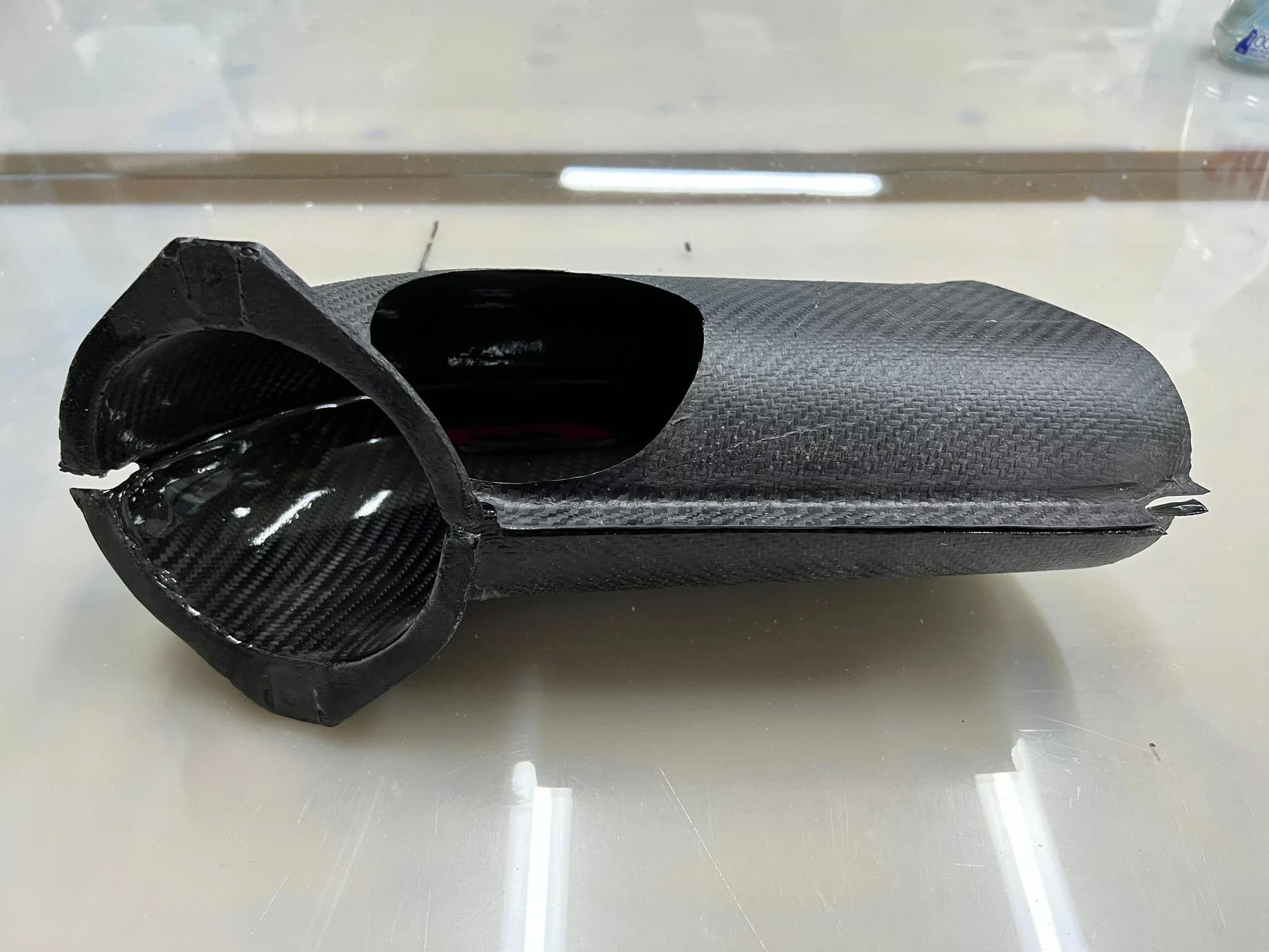 Carbon-Luftführung BMW E30 M3 Evo 3, Seitenansicht mit ovaler Öffnung und Carbonstruktur