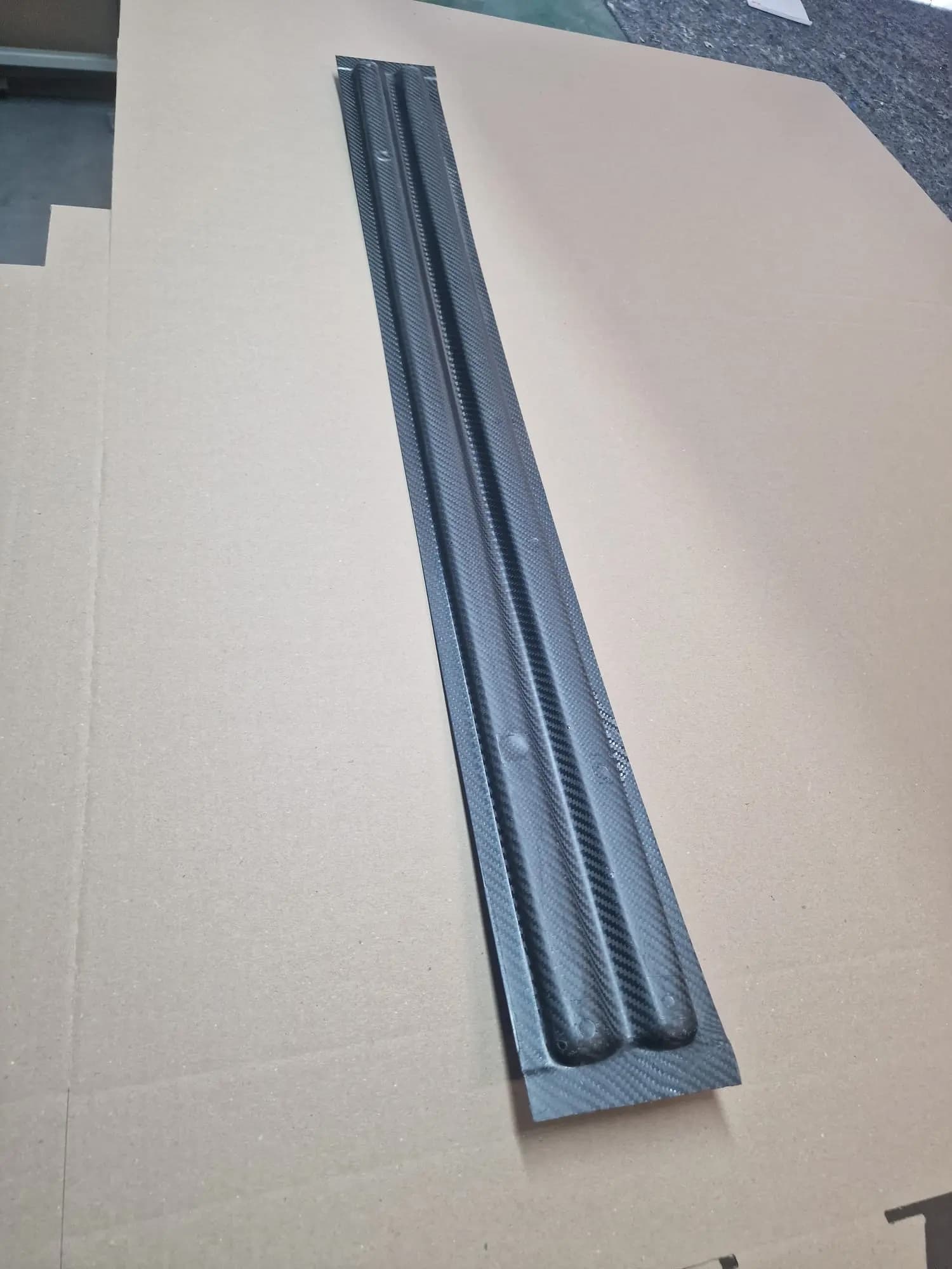 Carbon-Dachspriegel BMW E36 Limousine, Bauteil in voller Länge auf Unterlage