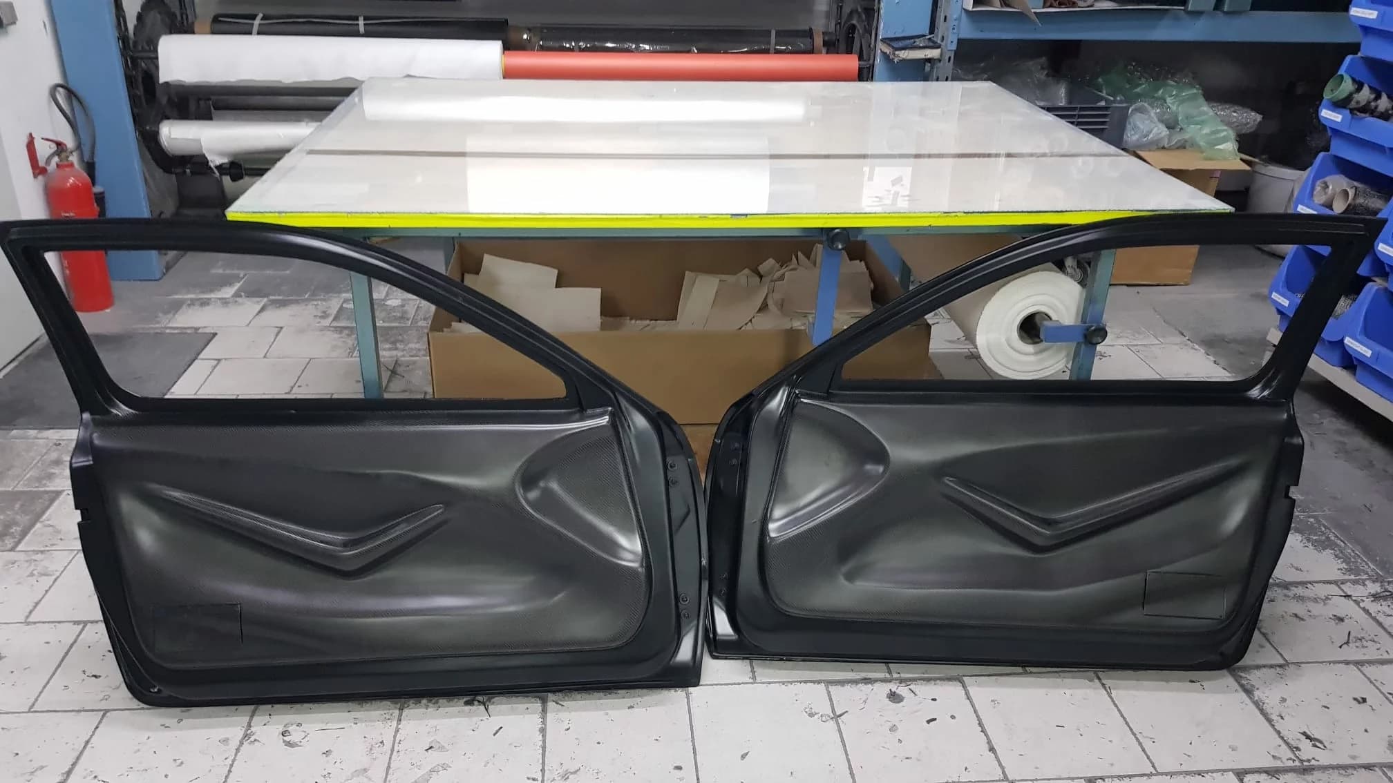 Carbon-Türen BMW E46 Coupé/M3, Innenansicht beider Türen im Werkstattumfeld
