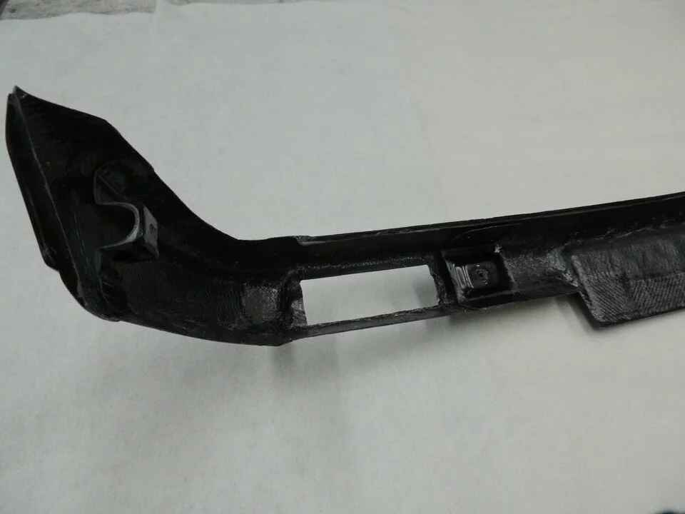 BMW E30 OEM VFL Frontschürze/Frontstoßstange – Detailansicht Ecke mit Ausschnitt