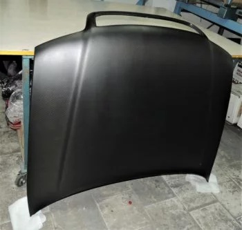 Carbon-Motorhaube für Audi S4 B5 mit integrierter Hutze, matte Oberfläche, Werkstattaufnahme von vorne