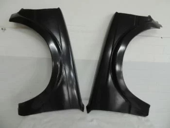 Carbon Kotflügel mit Verbreiterung Toyota Starlet, Paar der Kotflügel nebeneinander auf neutralem Hintergrund