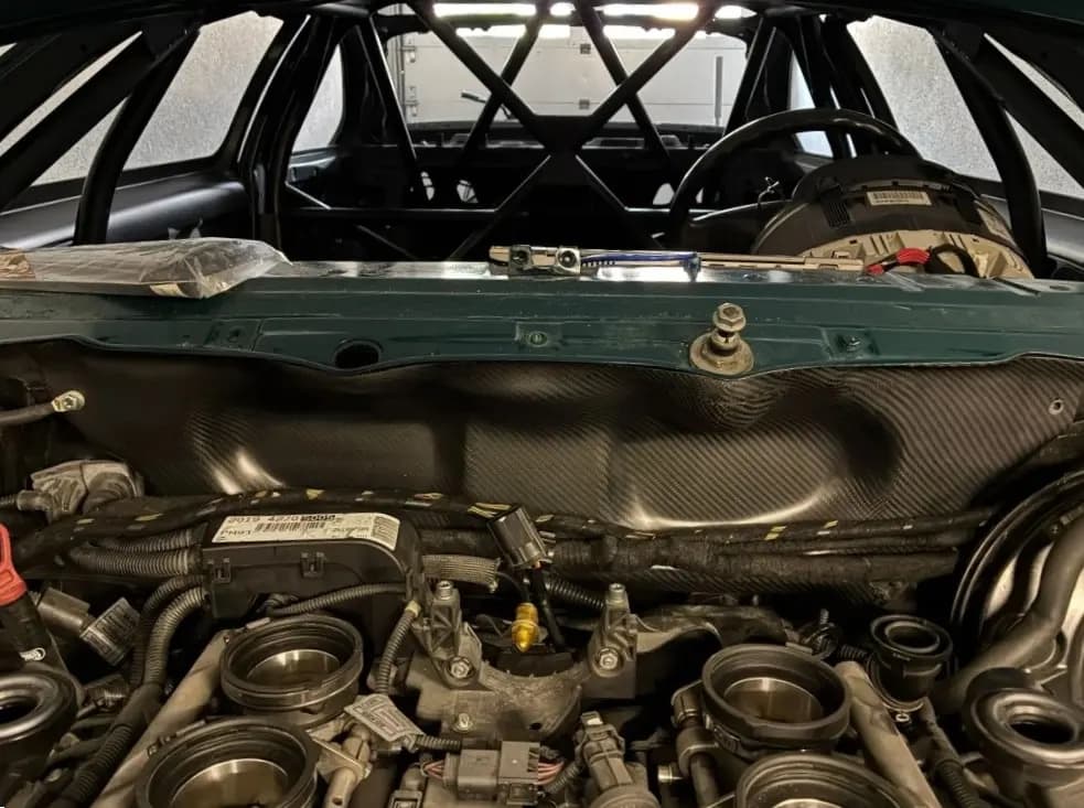 Carbon Filterkastenabdeckung BMW E46 eingebaut – Sichtcarbon Abdeckung im Motorraum oberhalb der Drosselklappen