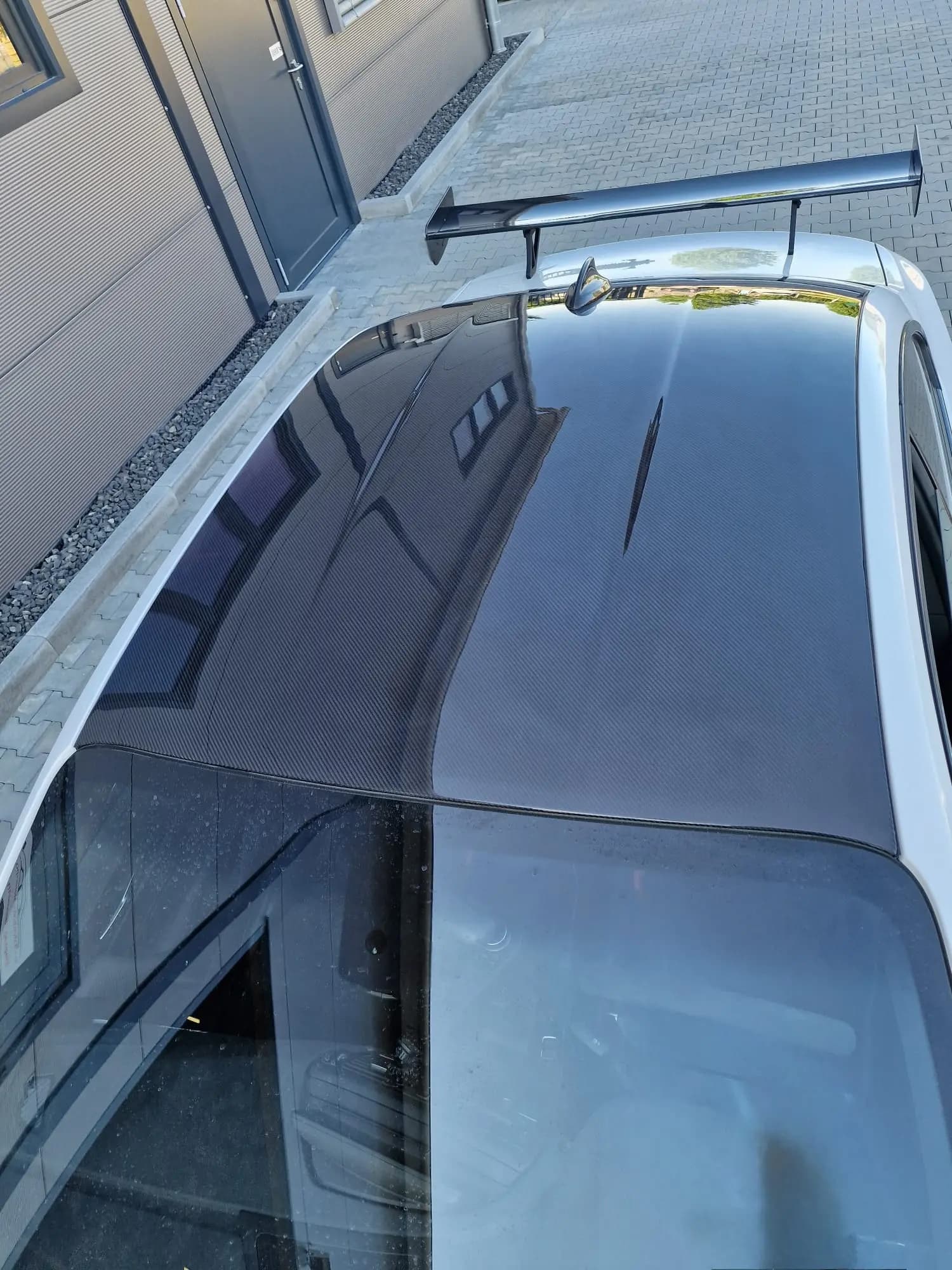 Carbon Dach BMW F22 in Sichtcarbon, montiert auf Fahrzeug, Ansicht von oben