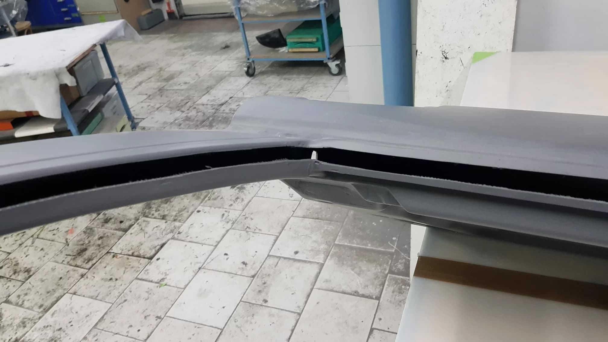 Detailansicht Carbon-Türrahmen BMW E30 mit integrierter Dichtung und Verklebung