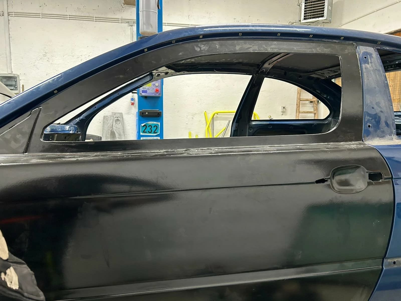 Carbon-Tür links für BMW E46 Coupé/M3, Rohzustand außen mit Fensterrahmen