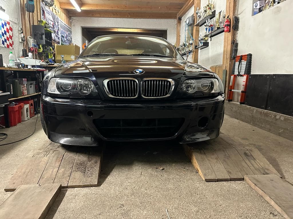 Carbon Frontstoßstange BMW E46 M3 CSL montiert am Fahrzeug, Frontansicht