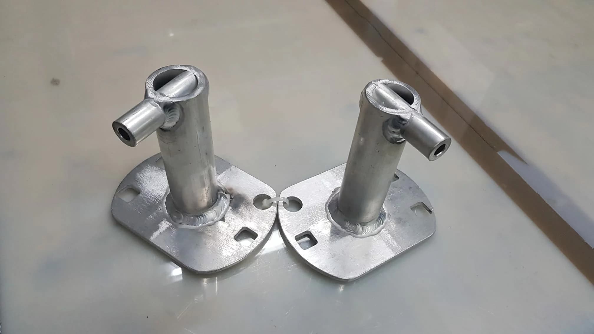 Vorderer Aluminium-Pralldämpfer für BMW E46 im Detail, CNC-gefertigt mit seitlichem Anschlussrohr