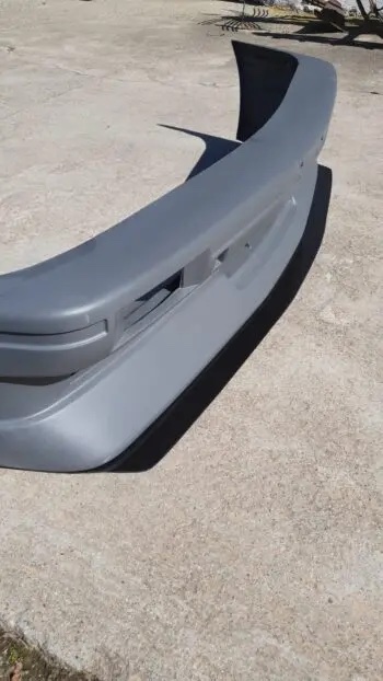 Nahaufnahme vom Frontspoiler Cecetto für den BMW E30 und M3 auf dem Asphalt