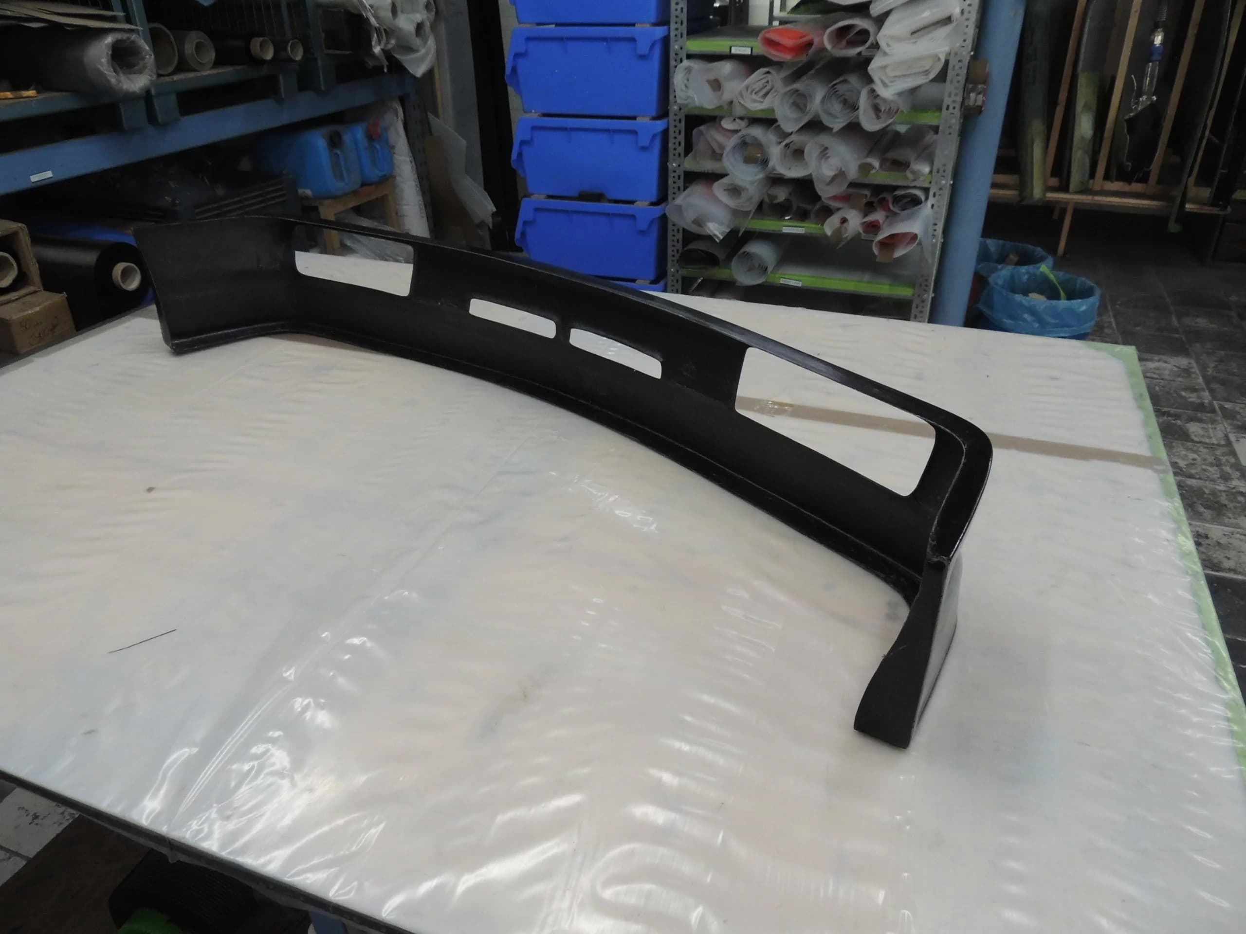 Alpina-Style Frontspoiler/Frontansatz für BMW E30 M3 Facelift seitlich auf Tisch, lange Aussparungen sichtbar