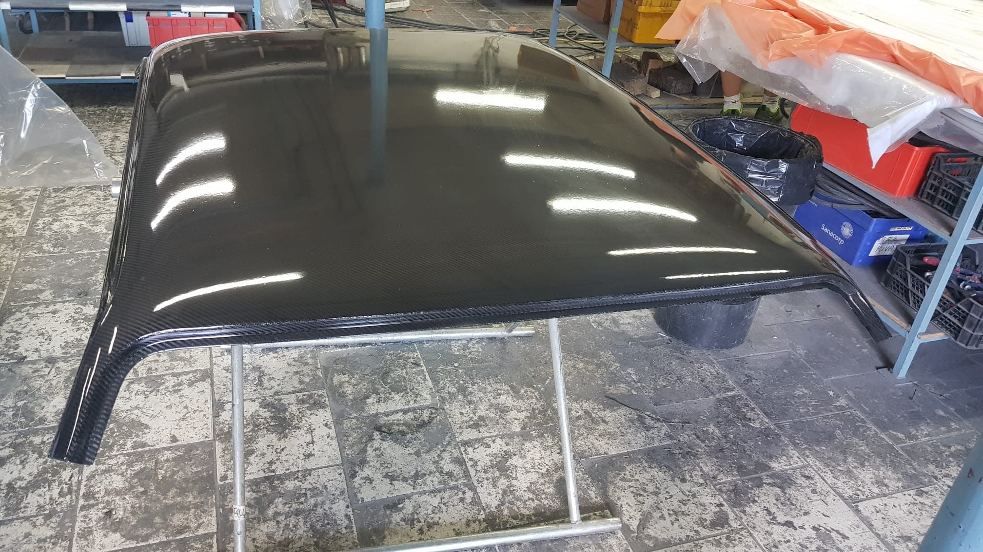 Hochglanz Carbon-Dach (Dachhaut) für BMW E30 M3 2-/4-Türer, Gesamtansicht auf Montage-/Arbeitsgestell, Sichtcarbon-Struktur mit Klarlack