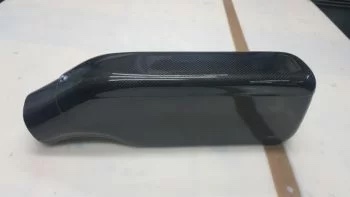 Carbon Airbox universal, seitliche Ansicht der rechten Ansaugung auf Werkbank