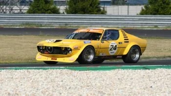 Alfa Romeo Montreal im historischen Renntrimm, gelbes Fahrzeug auf Asphaltstrecke