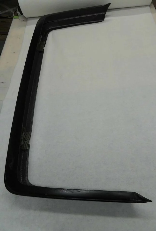 Detail Innenbereich der BMW E30 Facelift Heckstoßstange – integrierte Halterung/Verstärkungsgewebe sichtbar.