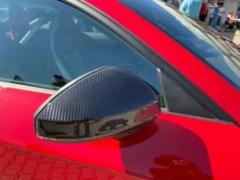Carbon Spiegelkappe Audi TT RS, montiert auf rotem Fahrzeug in Seitenansicht