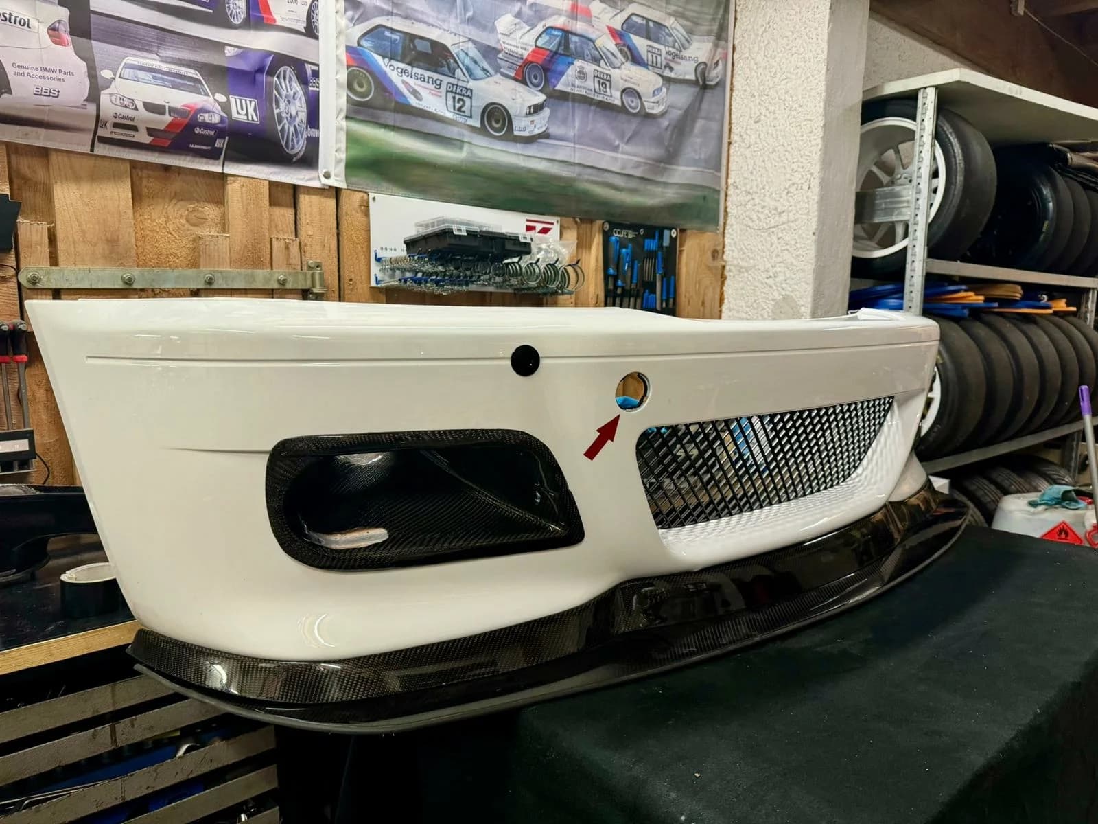 BMW E46 Frontstoßstange mit Carbon-Lufteinlässen und Frontsplitter, Vorderansicht