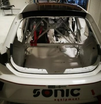 Carbon Dach SEAT Leon TCR, Heckansicht der Karosserie mit eingesetztem Carbon-Dach