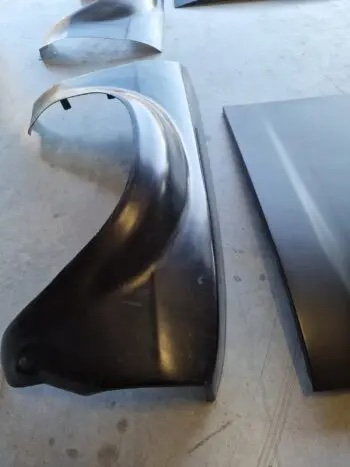 Carbon Kotflügel Ford Escort MK1, Außenansicht eines einzelnen Kotflügels auf dem Boden
