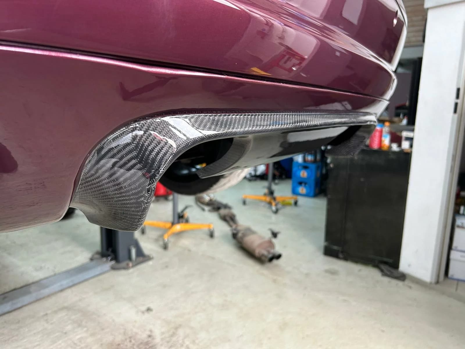 Carbon Heckdiffusor BMW E46 M3 CSL montiert am Fahrzeug, Detailansicht links