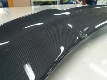 Carbon Heckspoiler Audi TTRS 8S, Nahaufnahme der Carbonoberfläche mit Glanzfinish