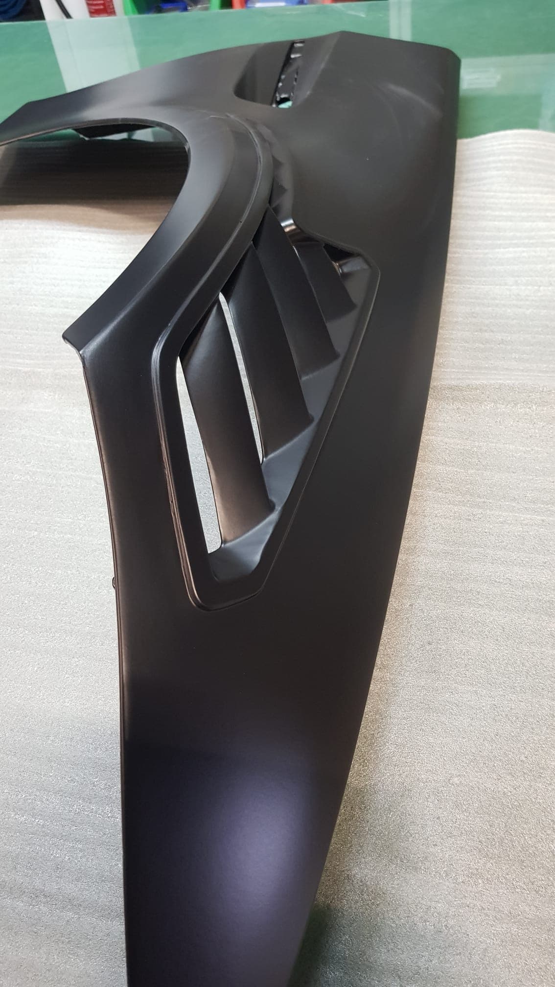 Carbon Kotflügel GTR für BMW E90/E92 M3, schwarze Außenseite mit markanter Formgebung