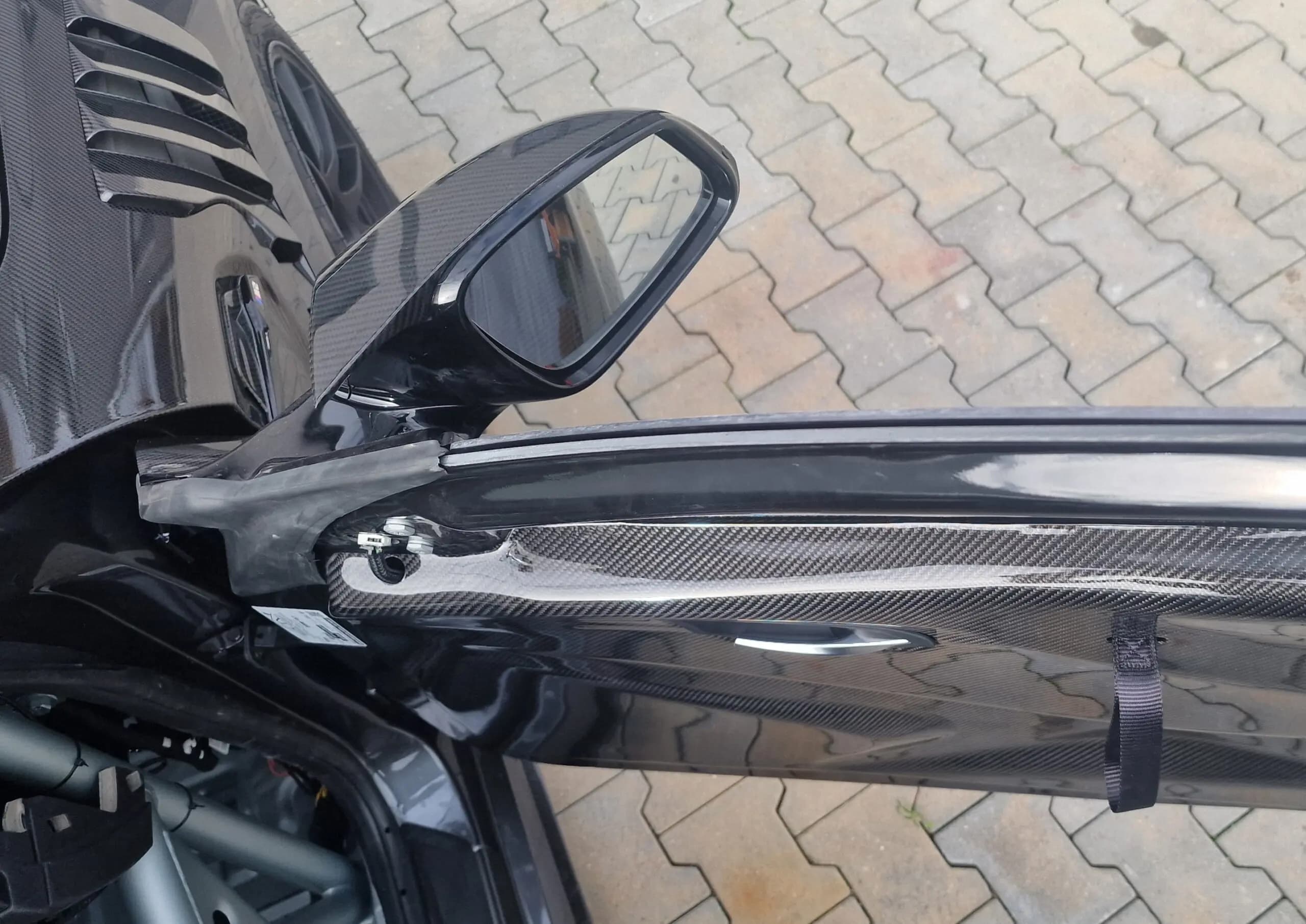 Detailaufnahme Carbon-Tür BMW F22 mit Spiegelaufnahme und Befestigungspunkten