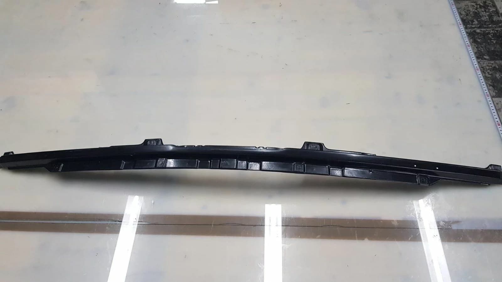 Carbon-Frontzierleisten-Verkleidung BMW E30 M3 – Seitenansicht mit geformten Clips