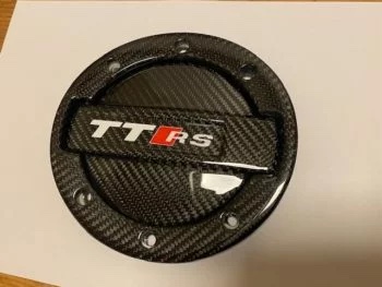 Carbon Tankdeckel Audi TT RS, Draufsicht mit sichtbarer Carbonstruktur und Befestigungsbohrungen