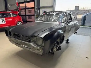 Ford Escort MK1 Rohkarosserie mit montierten Carbon Kotflügeln in Werkstattansicht von vorne