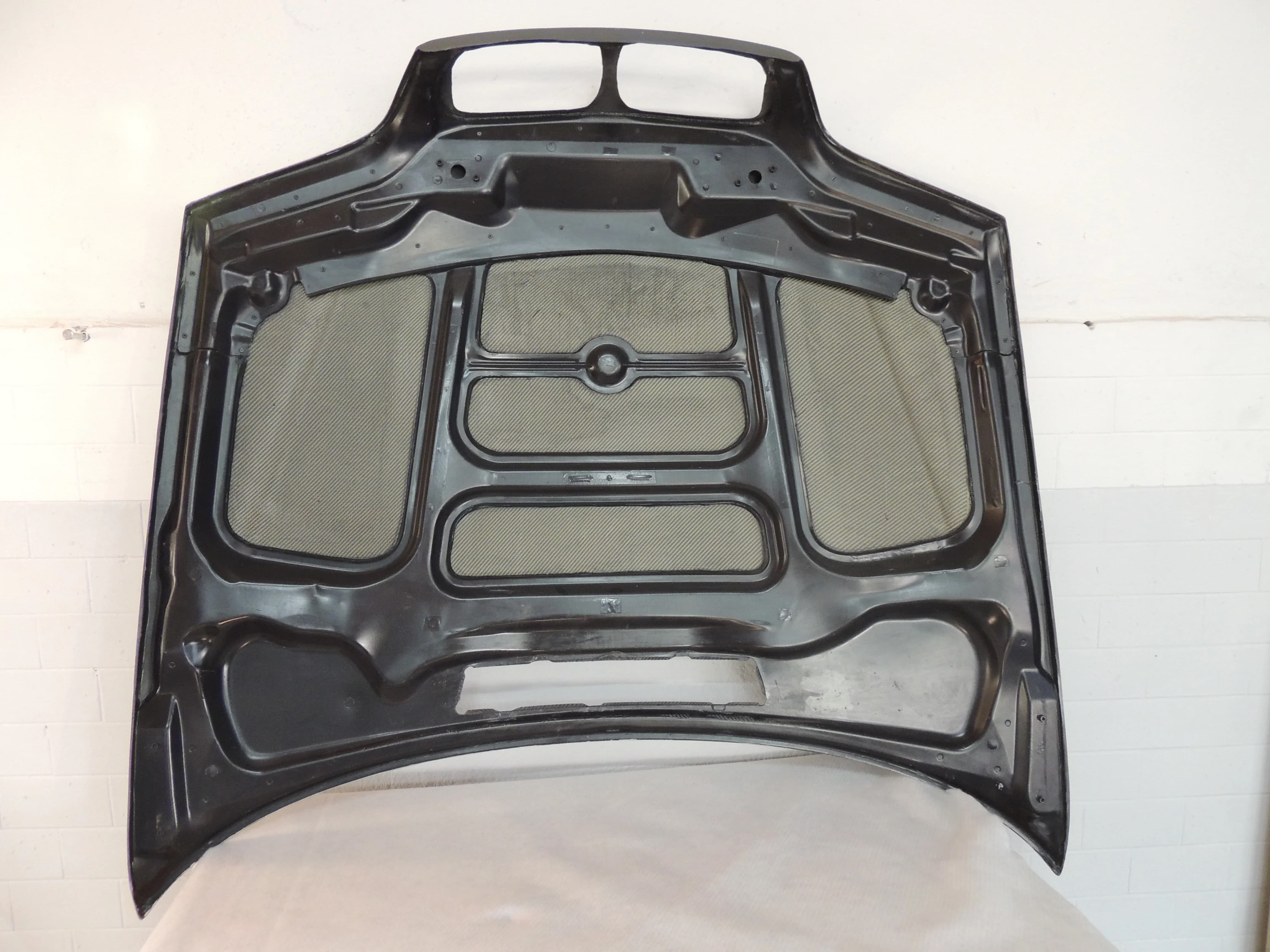 BMW E46 Motorhaube Unterseite mit Carbon-Verstärkungen und Strukturansicht