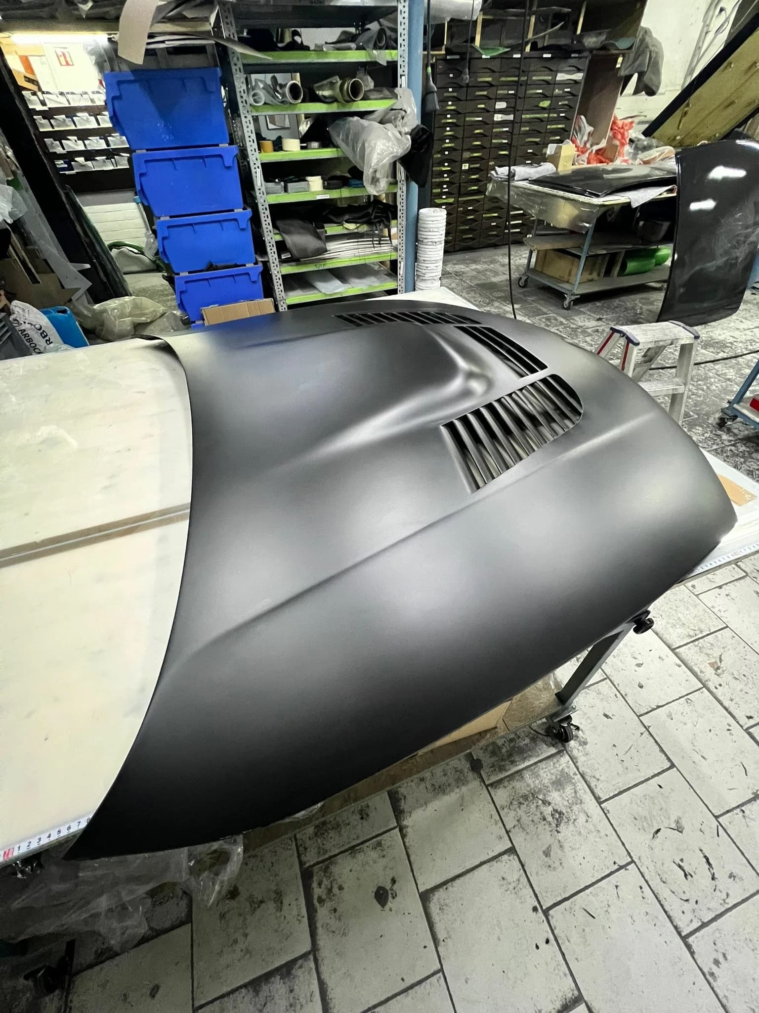 Carbon Motorhaube BMW E82 1er M GTR Style, Werkstattaufnahme mit montierten Luftkanälen