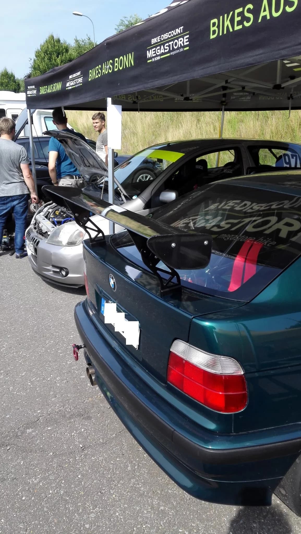 BMW E36 Compact mit Carbon Heckklappe und großem Motorsport-Heckflügel auf Trackday