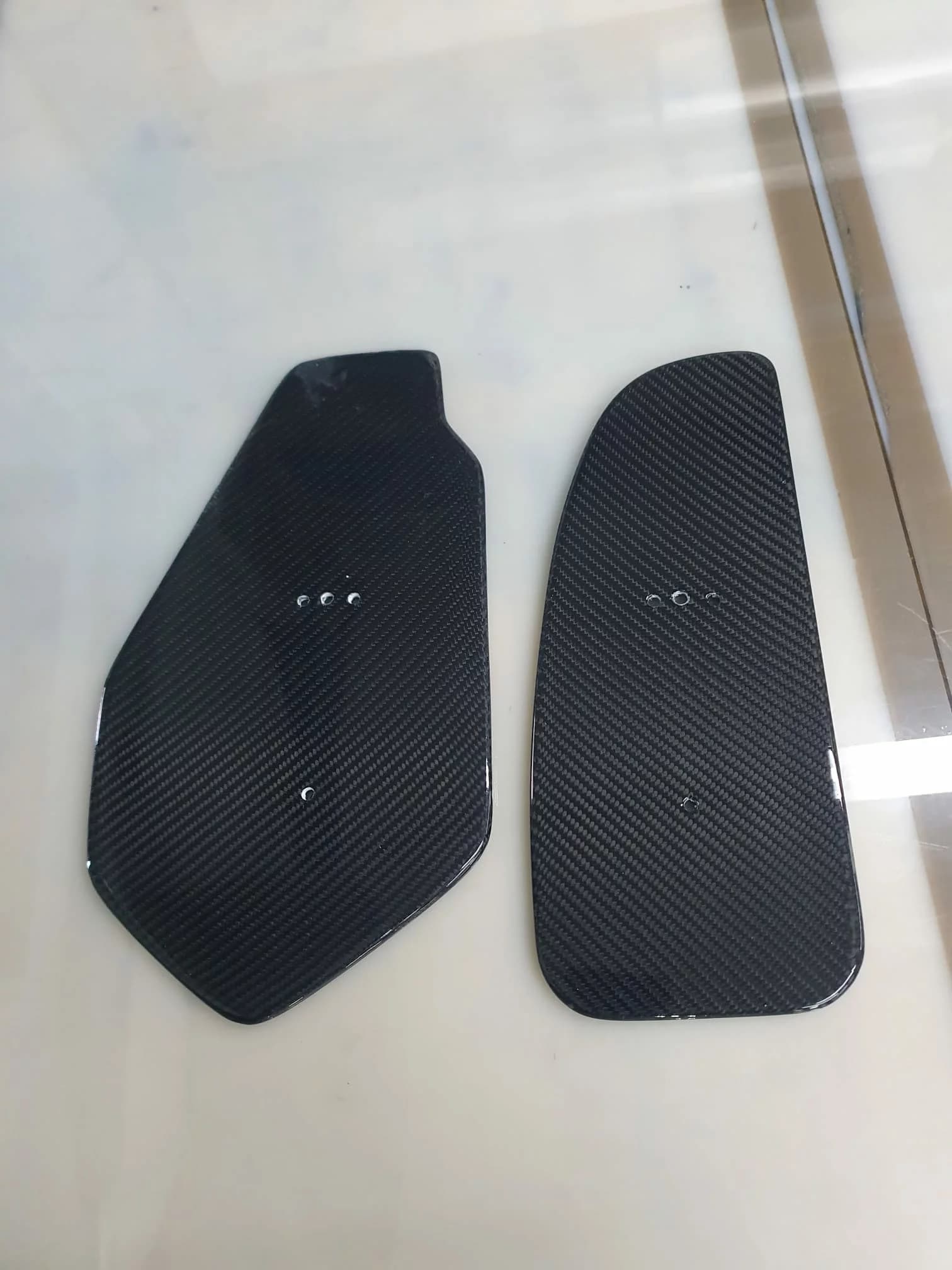 Carbon-Seitenplatten für BMW M235i und M240i, Set aus linker und rechter Abdeckung mit sichtbarer Carbonstruktur