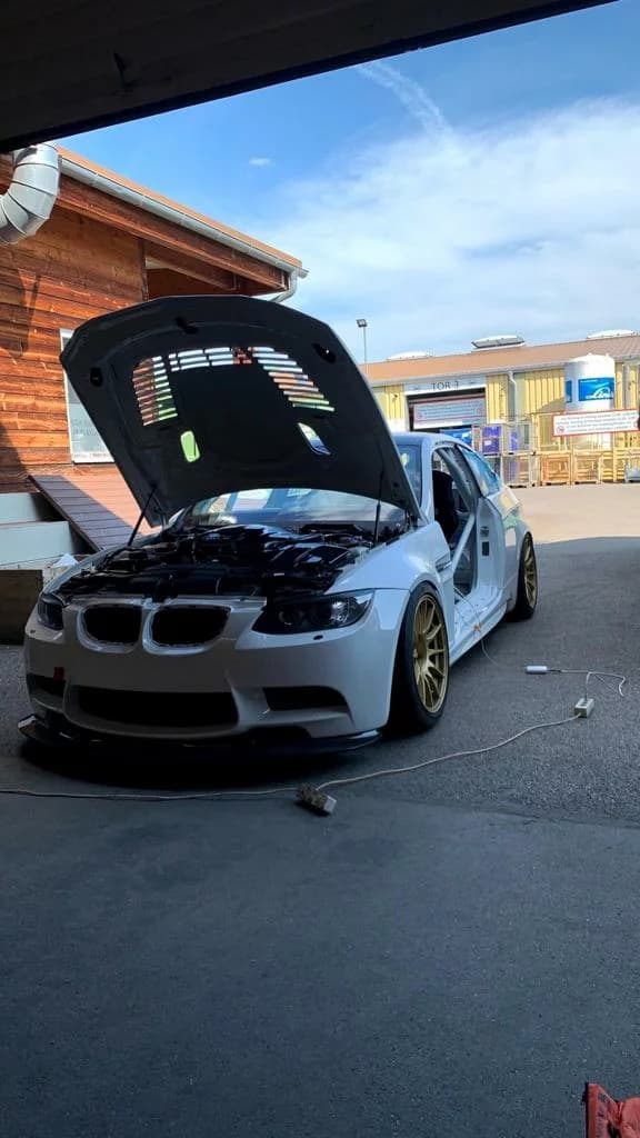 BMW E92 M3 mit geöffneter Carbon-Motorhaube, Blick in den Motorraum