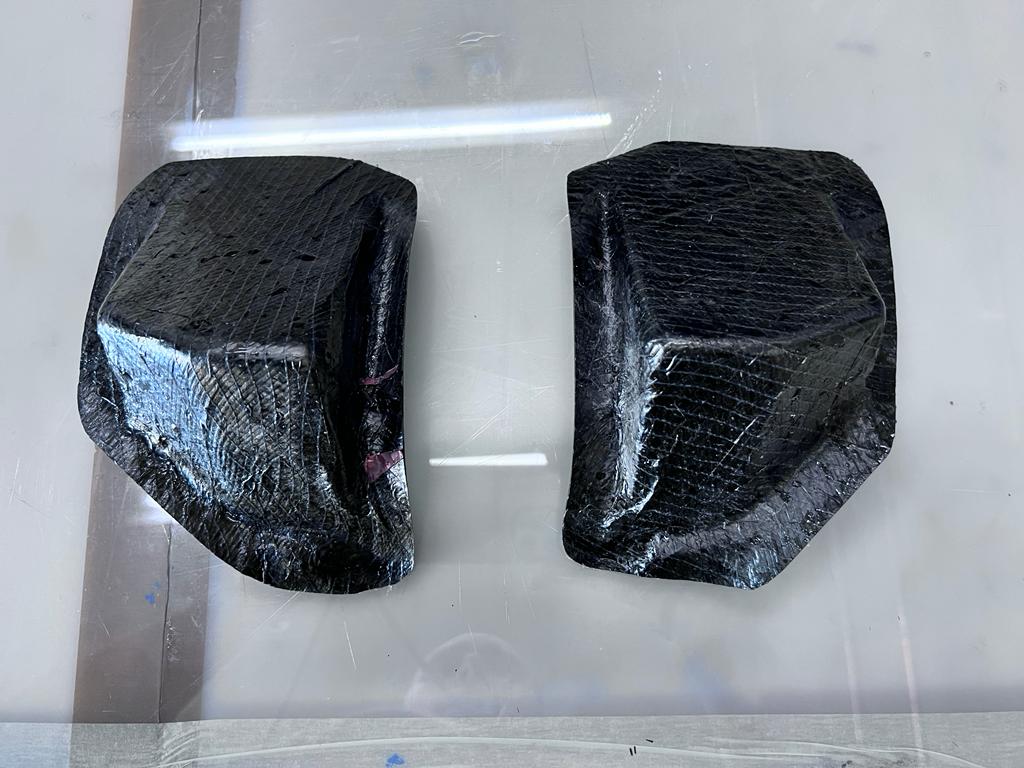 Carbon Verstärkungsdome für Heckklappe BMW F22 – Außenseite aus Sichtcarbon, ungebohrt