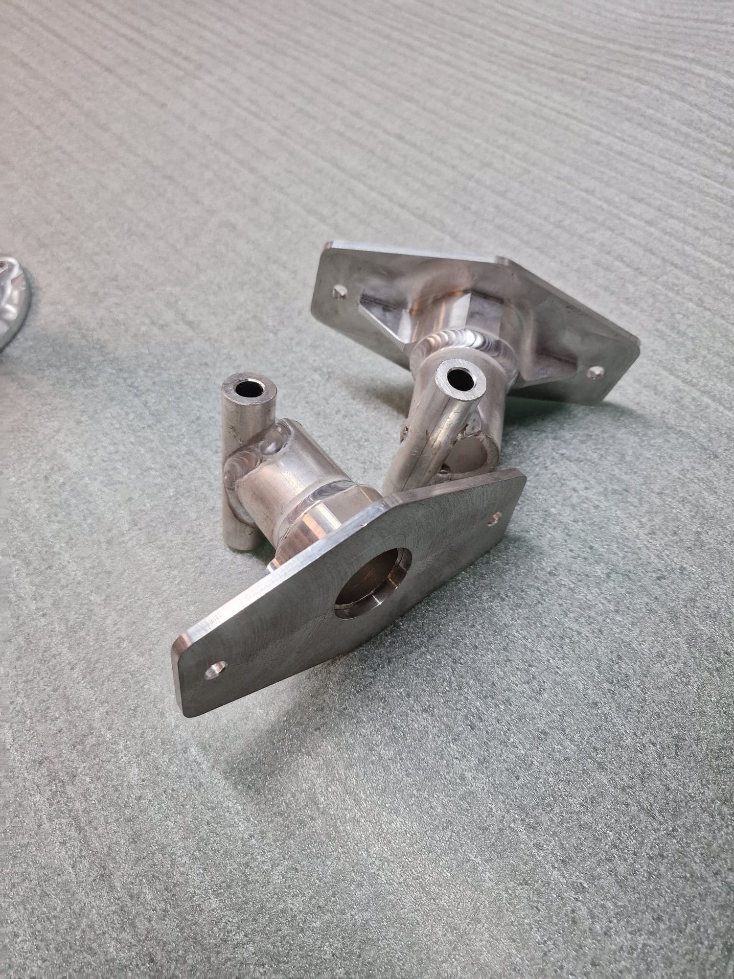 Aluminium-Pralldämpfer mit präzise gefräster Flanschplatte und Bohrungen