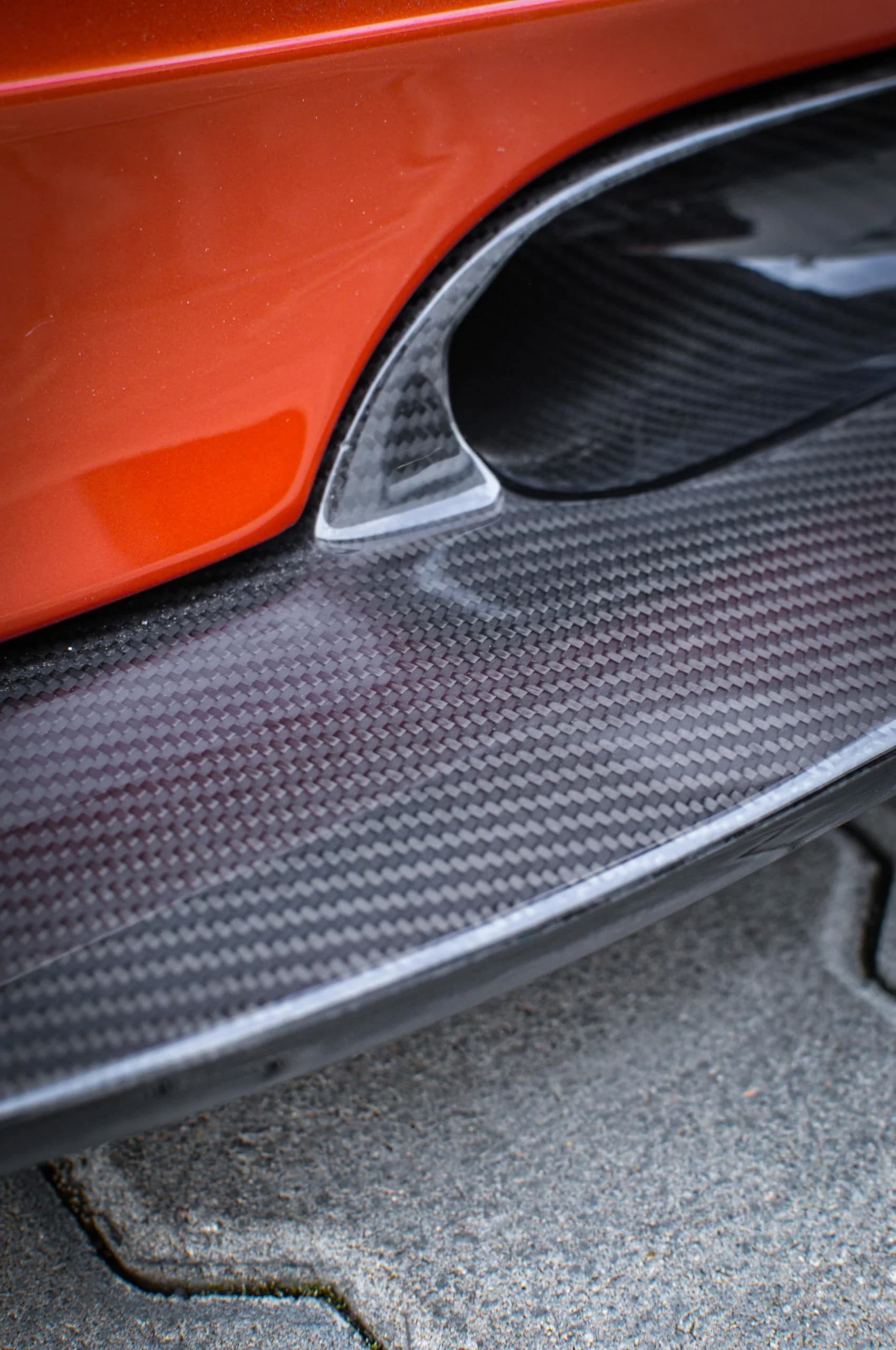 Nahaufnahme der Carbon-Frontlippe mit integrierter Luftöffnung