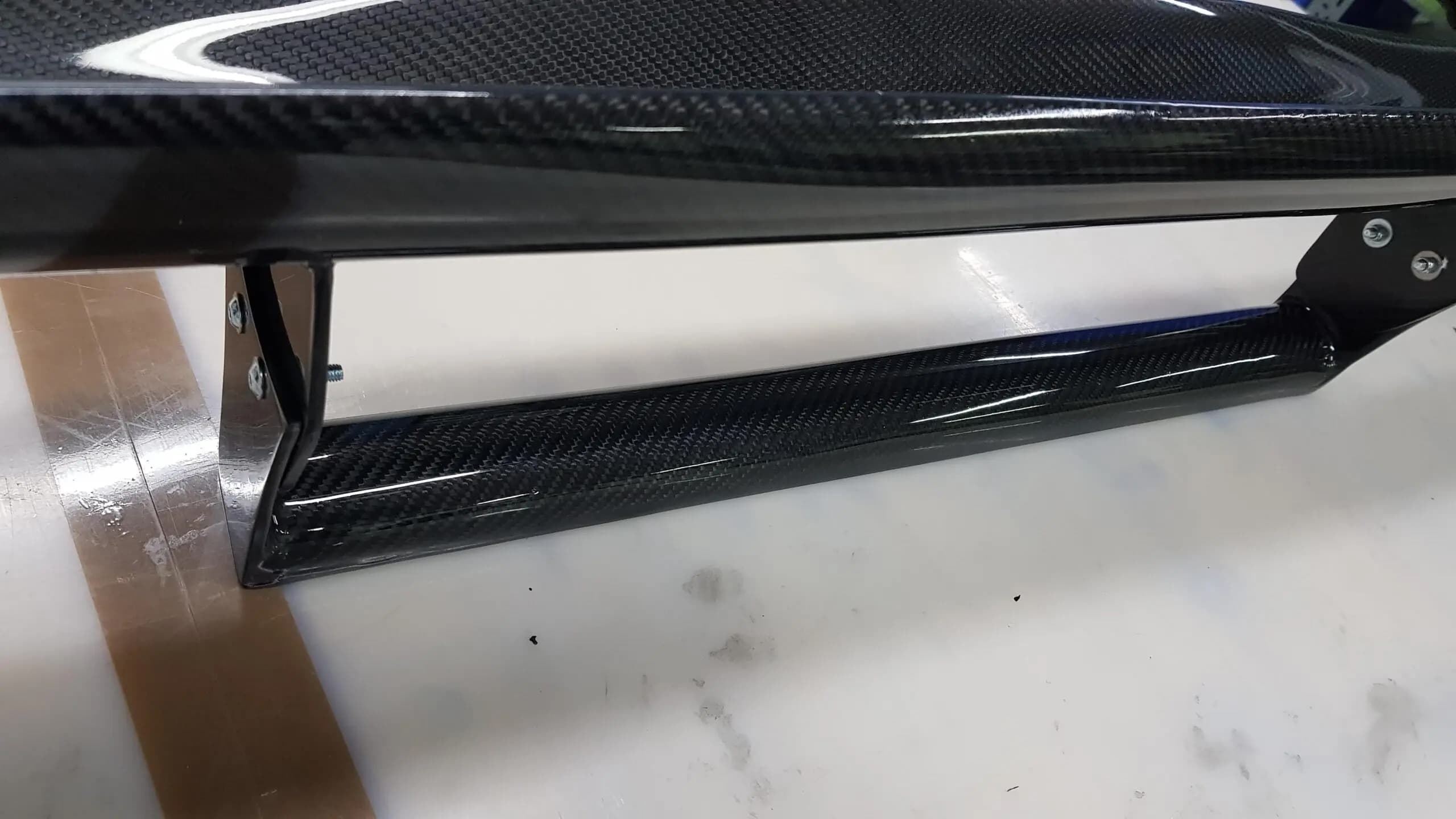 Carbon-Heckflügel BMW E36 mit Aluminium-Halterungen, Detail Unterseite