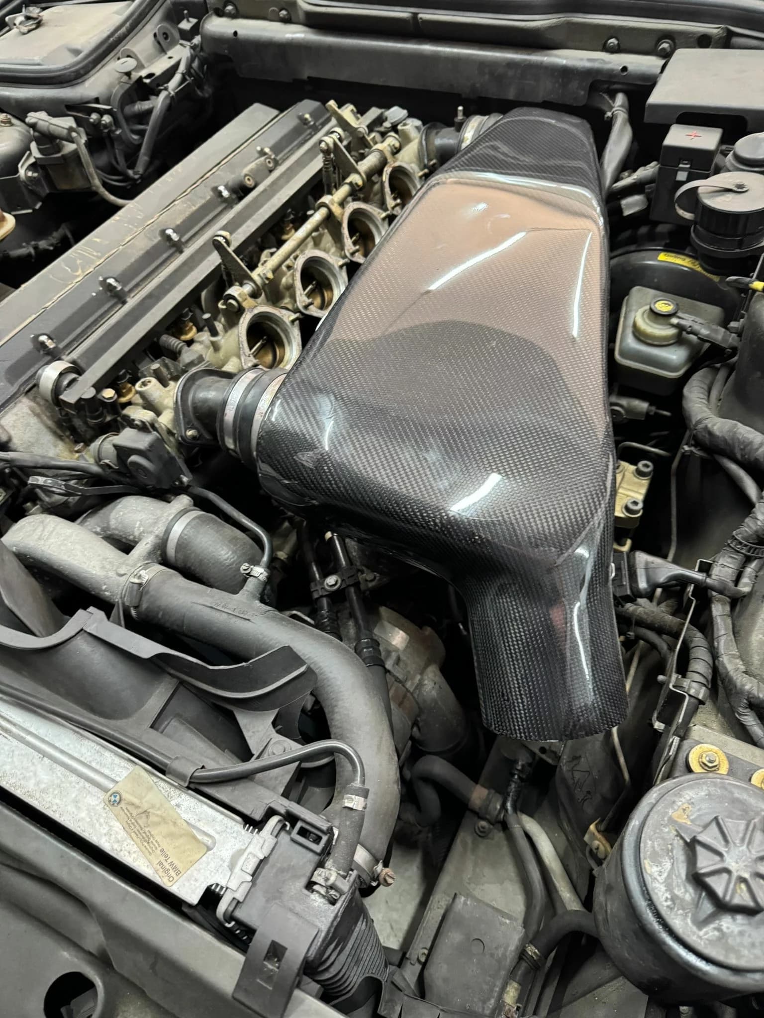 Schrägansicht der eingebauten Carbon-Airbox im BMW E34