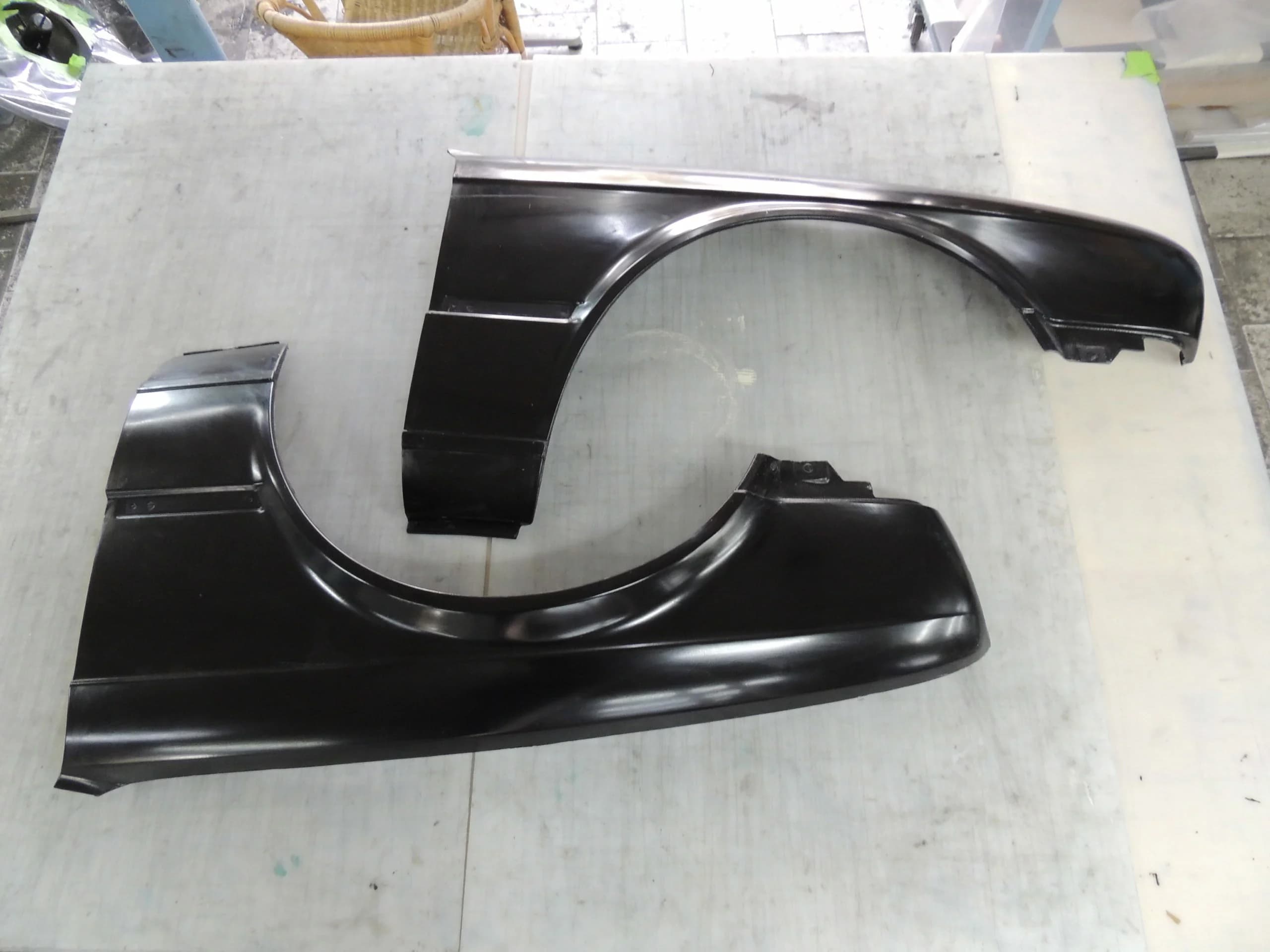 Carbon-Kotflügel Set für BMW E30, Paar links und rechts in OEM-Form, Draufsicht auf Werkbank