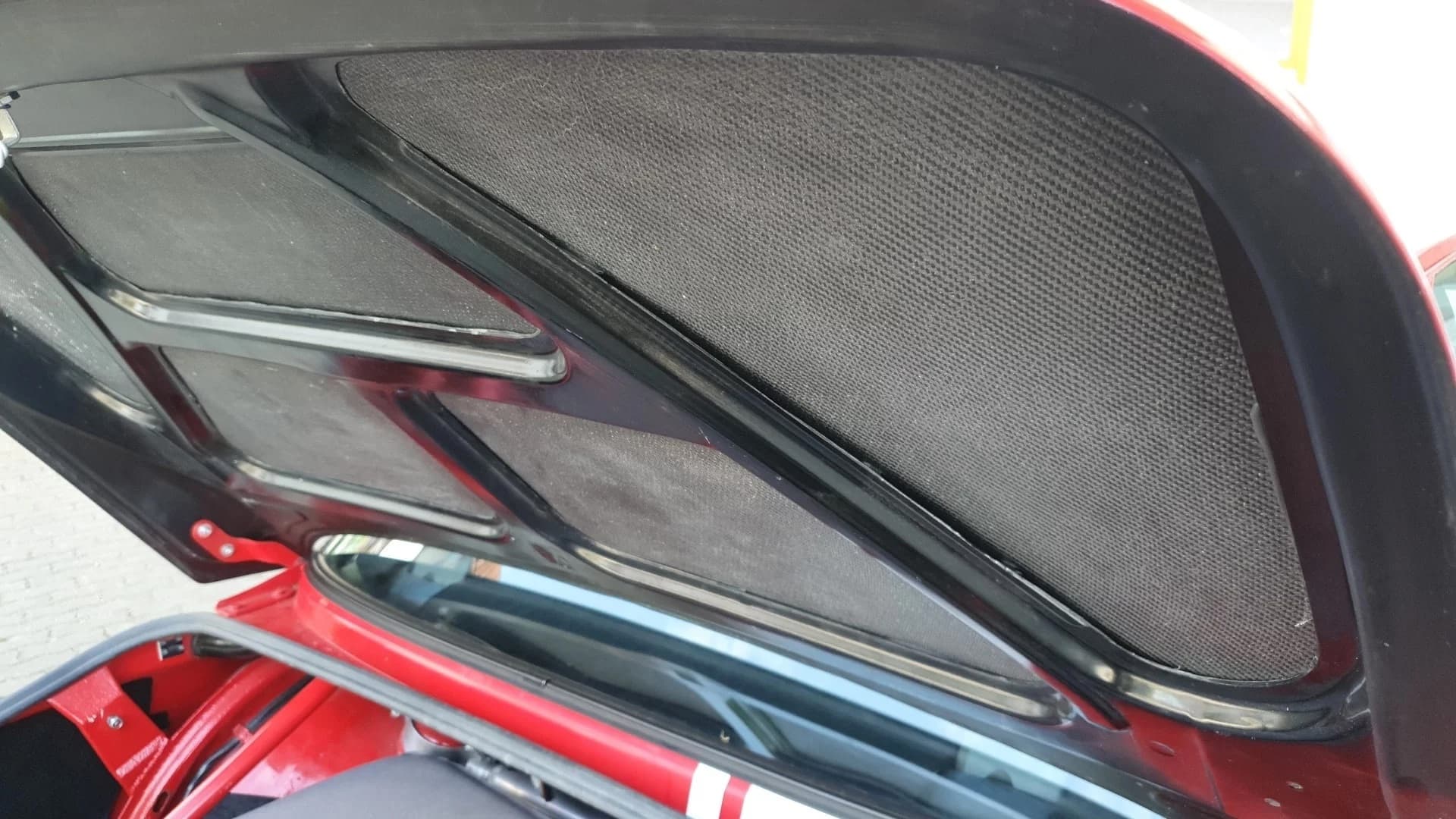 Detailaufnahme des Carbon Kofferraumdeckels vom roten BMW E10 1502-2002 Alpina