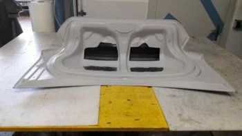 Carbon Kofferraumdeckel Toyota GT86, Innenansicht von vorne mit symmetrischen Aussparungen