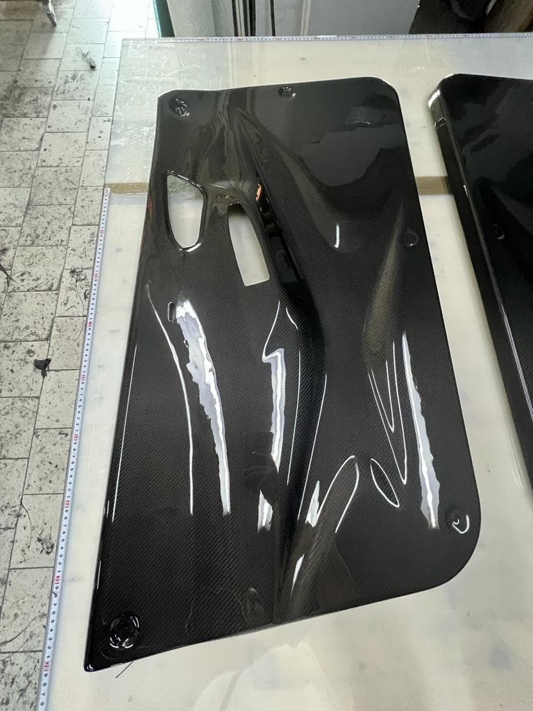 Carbon Türinnenverkleidung BMW F22 / F87 M2 mit integrierter Grifföffnung, Draufsicht
